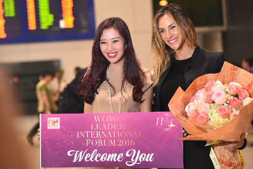 hoa-hau-lien-luc-dia-2012-rang-ro-o-san-bay-tan-son-nhat-3