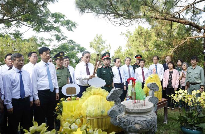 Tổng Bí thư, Chủ tịch nước Tô Lâm dâng hương tưởng niệm Đại tướng Võ Nguyên Giáp