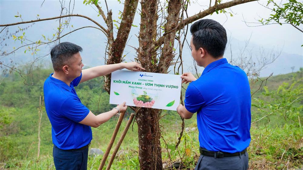 Meey Group c&ugrave;ng b&agrave; con nh&acirc;n d&acirc;n x&atilde; Cao Sơn trực tiếp tham gia trồng những c&acirc;y quế đầu ti&ecirc;n.