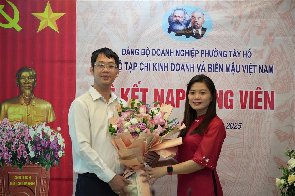 Lễ kết nạp đảng viên mới – bước chuyển quan trọng trong công tác xây dựng Đảng tại Tạp chí Kinh doanh và Biên mậu Việt Nam