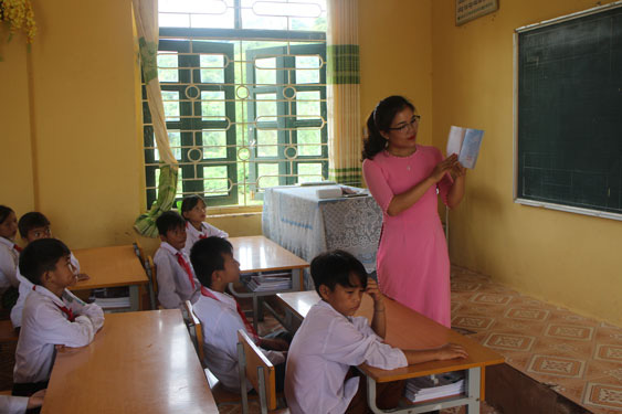 Thầm lặng chắp cánh ước mơ cho học trò nơi biên giới - Ảnh 2.
