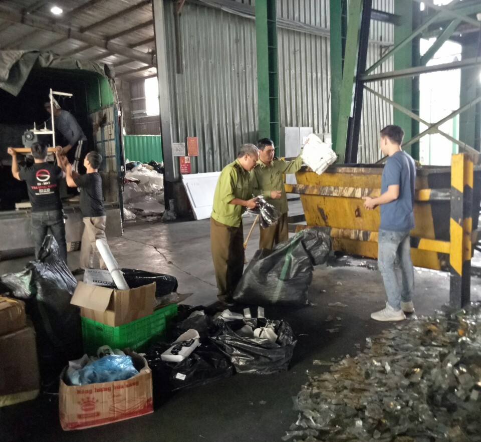 Phạt trên 70 triệu đồng đối với cơ sở sản xuất, kinh doanh quần áo giả mạo nhãn hiệu được bảo hộ
