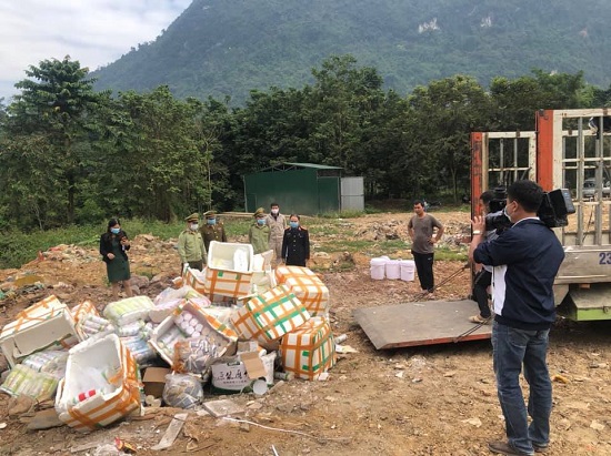 Hà Giang: Tiêu huỷ gần 3 tấn thực phẩm và hàng nghìn sản phẩm mỹ phẩm, tinh dầu thuốc lá điện tử nhập lậu