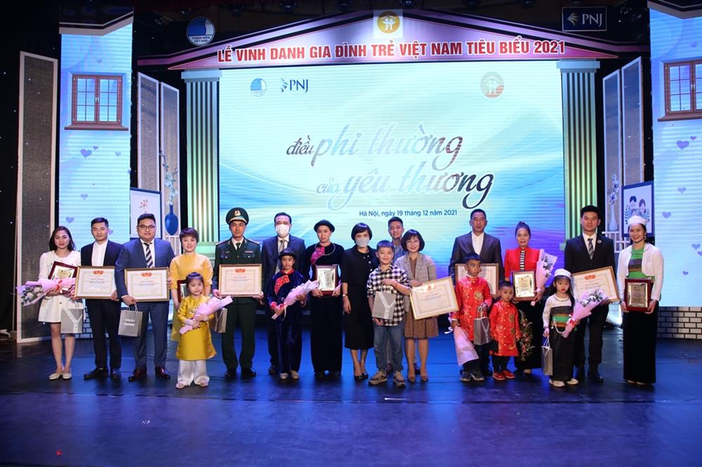 Vinh danh 20 Gia đình trẻ Việt Nam tiêu biểu năm 2021