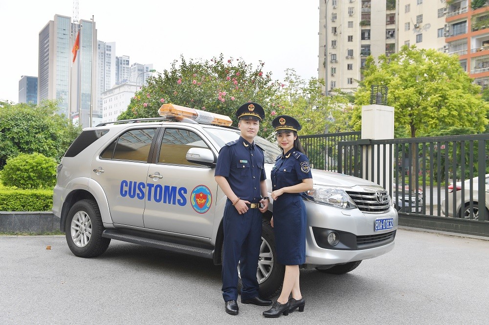 Trang phục hải quan xuân hè mới.