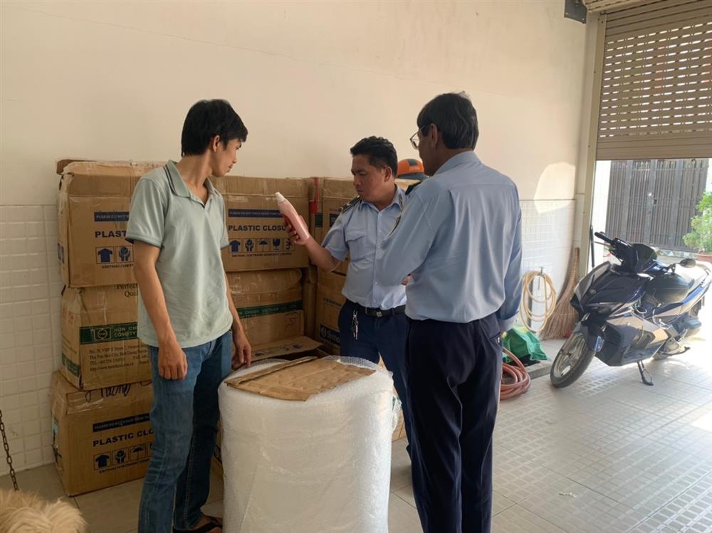 TP. HCM: Xử phạt và buộc tiêu hủy hàng trăm chai dầu gội không rõ nguồn gốc 