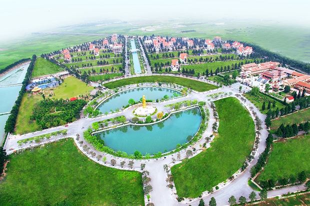 Nhân viên của khu sinh thái cao cấp The Phoenix Garden đặt máy quay lén trong phòng tắm