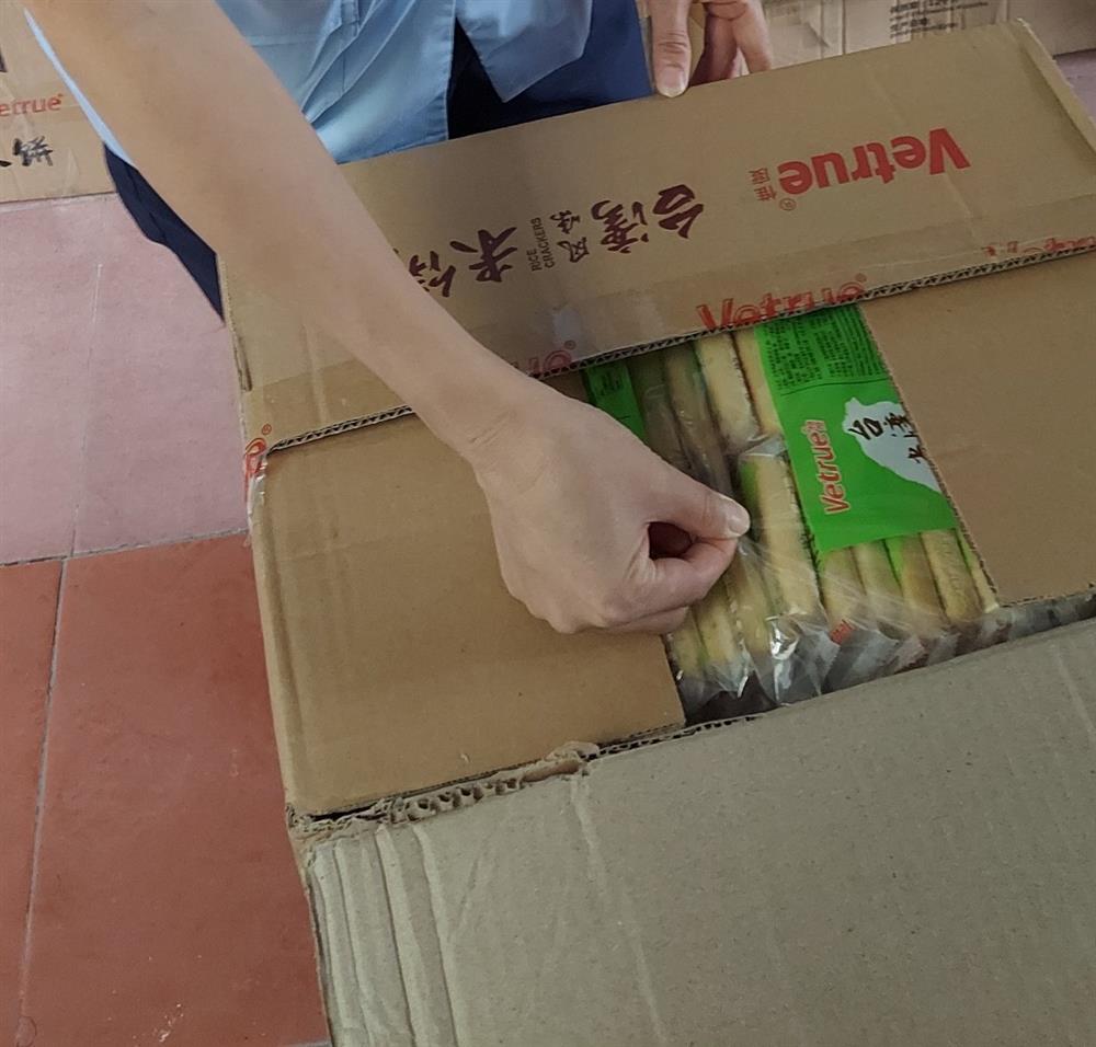 Tạm giữ số lượng lớn hàng thực phẩm là hàng hóa nhập lậu