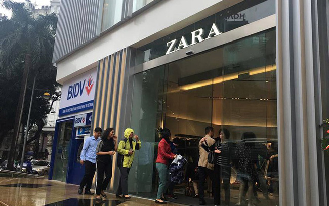 Khách qua đường bị lục soát đồ: Zara chính thức nhận sai, xin lỗi