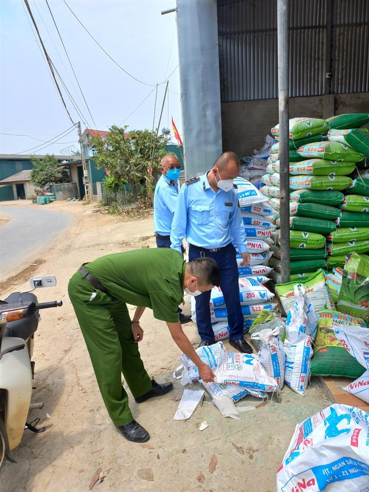 Sơn La: Kiểm tra và xử lý cơ sở kinh doanh 5 tấn thức ăn chăn nuôi hết hạn sử dụng