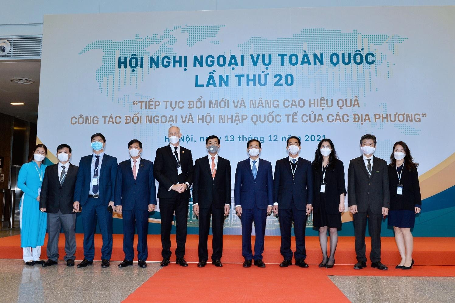 A group of people posing for a photoDescription automatically generated with medium confidence