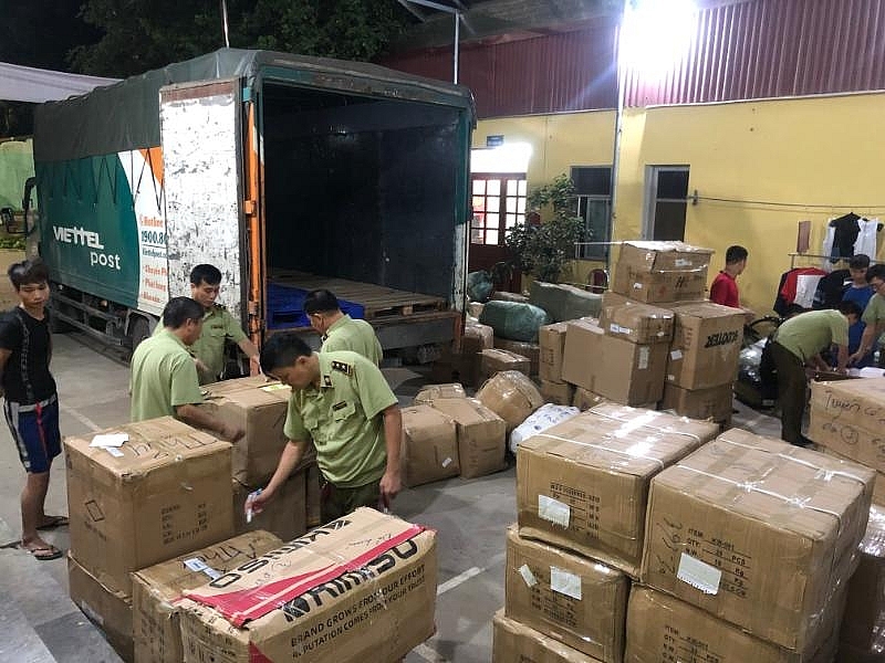 An Giang: Phát hiện xe tải chứa hàng hóa nghi nhập lậu