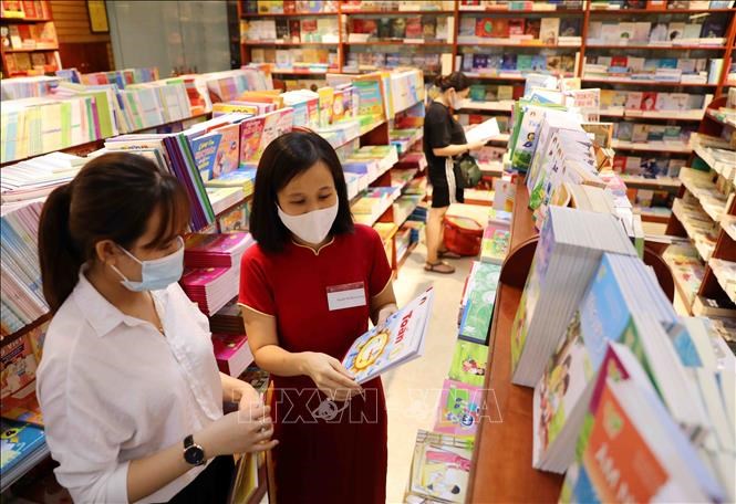Công bố giá sách giáo khoa mới lớp 3, lớp 7 và lớp 10 bắt đầu sử dụng từ năm 2022 - 2023